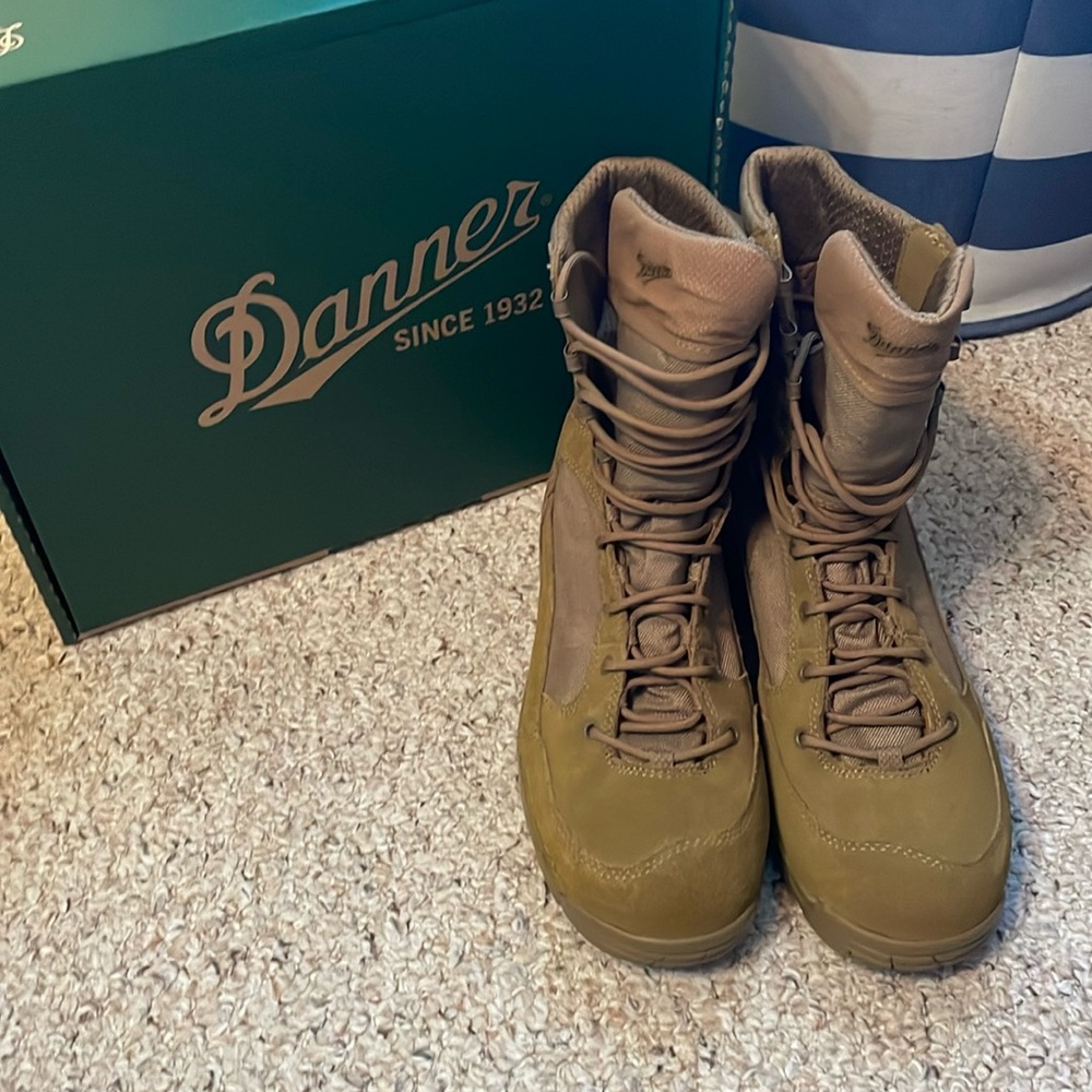 Danner desert TFX men’s size 10 coyote color 8 inch high work boot